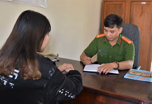 Chị Nguyễn Thị Bích T, nạn nhân mới nhất của tội phạm mua bán người đang làm việc với Công an huyện Đam Rông. Chị Nguyễn Thị Bích T, nạn nhân mới nhất của tội phạm mua bán người đang làm việc với Công an huyện Đam Rông.