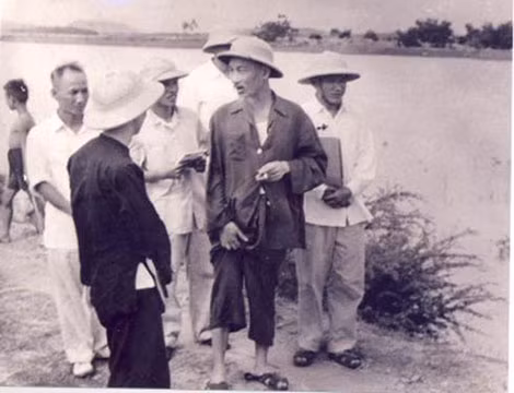 Chủ tịch Hồ Chí Minh thăm nông dân chống lụt ở Bắc Ninh, tháng 7-1960. Chủ tịch Hồ Chí Minh thăm nông dân chống lụt ở Bắc Ninh, tháng 7-1960.
