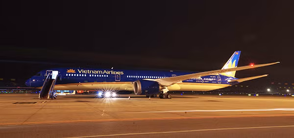 Boeing 787-10 Dreamliner của Vietnam Airlines hạ cánh tại Sân bay Quốc tế Nội Bài.