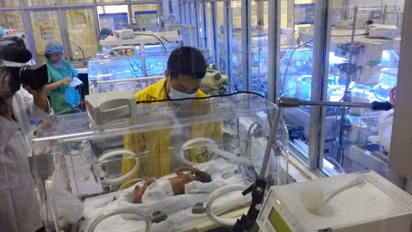 Bé Bình An được bố tới thăm.