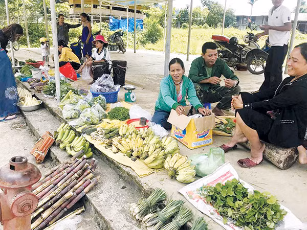 Bên góc chợ Tết 5 nghìn của bà con Cơ Tu.
