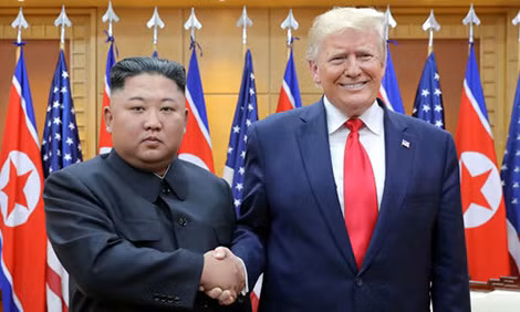 Chủ tịch Triều Tiên Kim Jong-un gặp Tổng thống Mỹ Donald Trump tại DMZ, ngày 30-6.