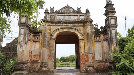 Cổng làng Nôm.