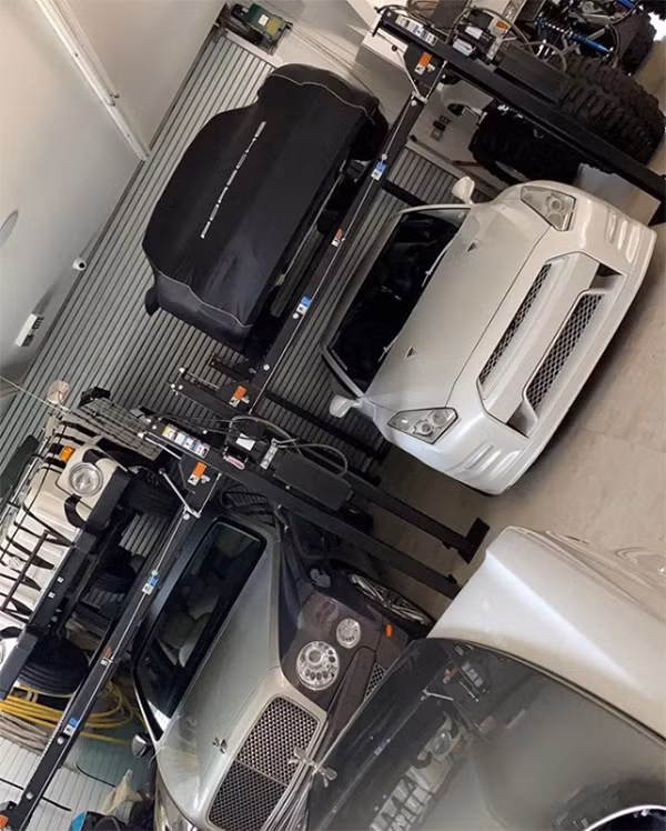 Những chiếc xe trong garage của Tim Schmidt.