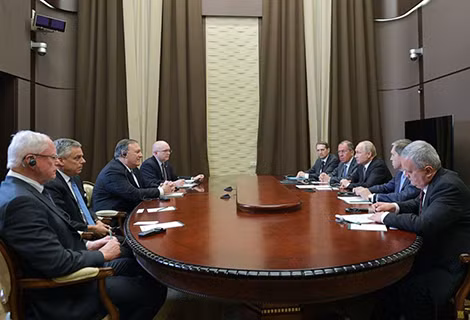 Tổng thống Putin thảo luận cùng quan chức Nga-Mỹ. Ảnh: Sputnik.
