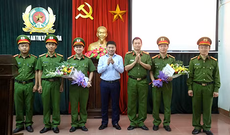 Công an thị xã Thái Hòa nhận thưởng từ Công an tỉnh và UBND tỉnh Nghệ An.