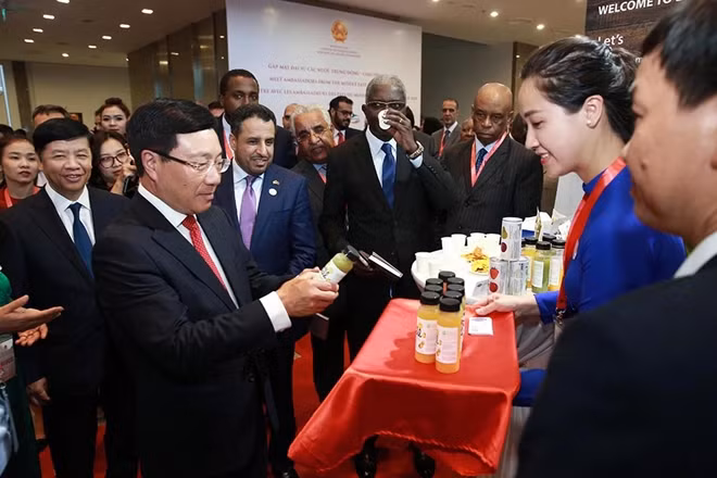 Phó Thủ tướng Phạm Bình Minh thăm khu trưng bày các sản phẩm đặc sắc từ các địa phương và các nước trong khu vực Trung Đông-châu Phi.