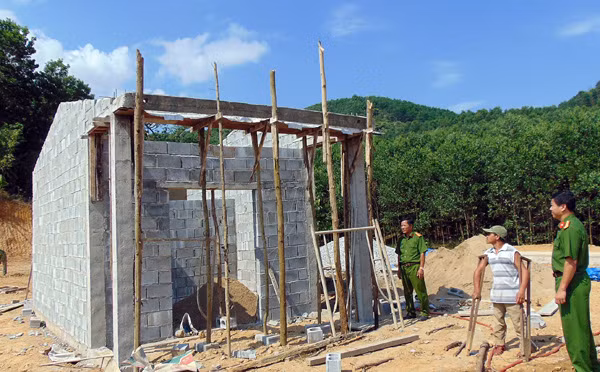 Anh Hồ Văn Thắng vui mừng trước căn nhà mới xây sắp hoàn thành.