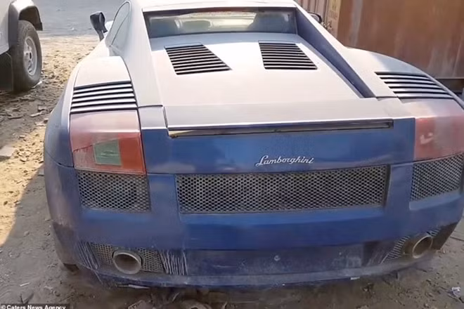 Siêu xe Lamborghini phủ đầy bụi trong bãi xe.