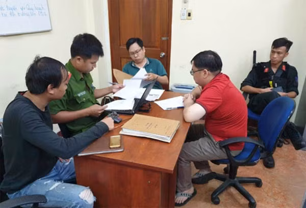 CQĐT lấy lời khai đối tượng.