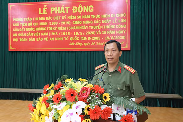 Đại tá Lê Văn Tuyến – Giám đốc Công an tỉnh Đắk Nông phát động phong trào thi đua đặc biệt. Đại tá Lê Văn Tuyến – Giám đốc Công an tỉnh Đắk Nông phát động phong trào thi đua đặc biệt.