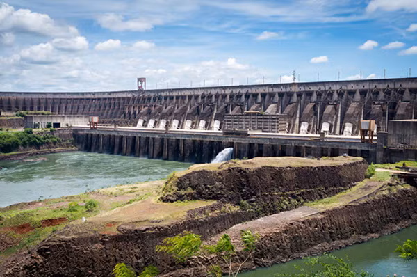 Itaipu là một đập thủy điện trên sông Panara nằm ở biên giới giữa Brazil và Paraguay.