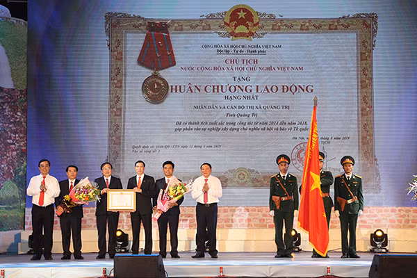 Đại diện lãnh đạo thị xã Quảng Trị đón nhận Huân chương Lao động hạng Nhất.