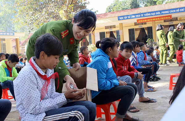 Bên cạnh những phần quà, đoàn công tác còn mua thêm nhiều kẹo bánh chia cho các em học sinh.
