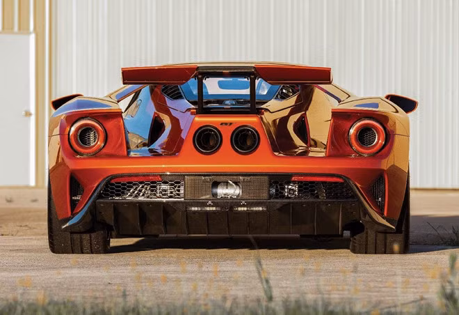 và đuôi siêu xe Ford GT 2017 màu cam đặc biệt.