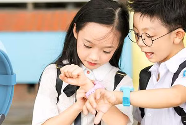 Trang bị cho trẻ thiết bị liên lạc trong trường hợp khẩn câp cũng là một cách bảo vệ trẻ.
