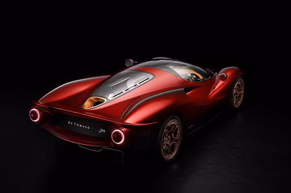 ...và đuôi xe De Tomaso P72.
