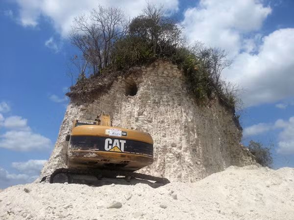 Trong ảnh là đống đổ nát còn lại của một kim tự tháp cổ cao 30 mét ở Belize. Một công ty xây dựng thuộc sở hữu của một chính trị gia địa phương đã phá hủy ngôi đền Maya 2300 năm tuổi ở miền Bắc Belize để sửa chữa đường xá năm 2013.