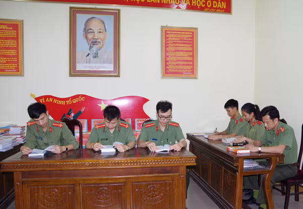 Một góc phòng đọc sách của Công an tỉnh Hà Nam. Một góc phòng đọc sách của Công an tỉnh Hà Nam.