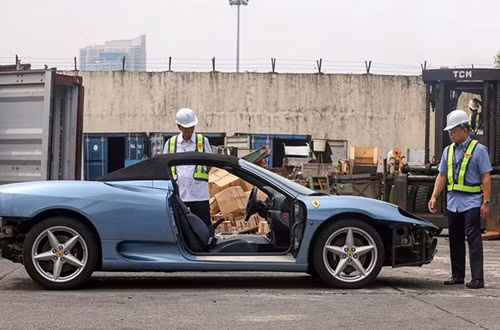 Chiếc Ferrari 360 Spider trước...<