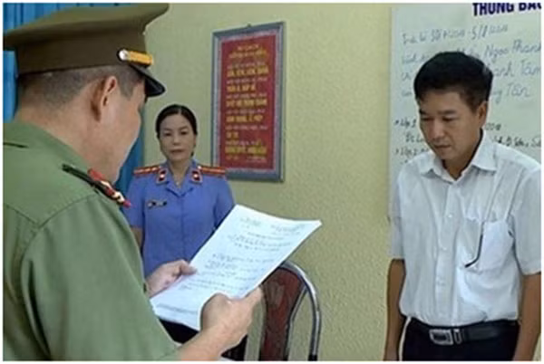 Nguyên Phó Giám đốc Sở GD&ĐT tỉnh Sơn La Trần Xuân Yến nghe quyết định khởi tố.