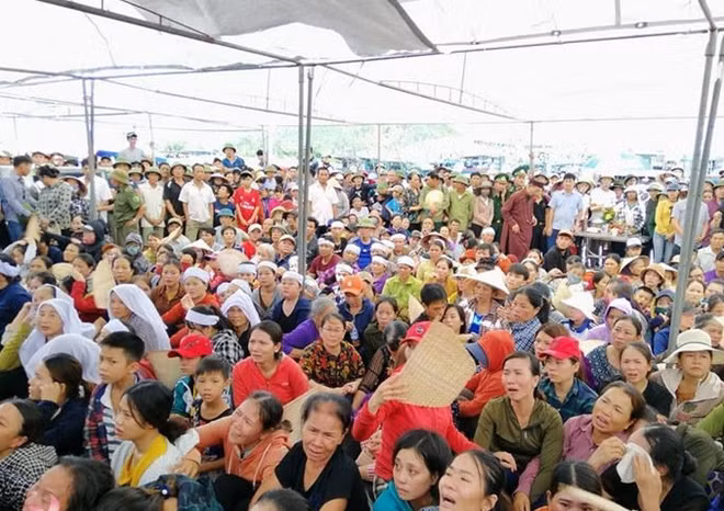 Người thân mong chờ lực lượng chức năng tìm thấy 9 thuyền viên đang mất tích ngoài biển.