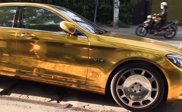 Phúc XO cũng từng bị bắt gặp di chuyển bằng chiếc Mercedes-Maybach S 600 màu vàng, tuy nhiên thực tế chiếc S 600 mới chỉ được dán decal vàng.