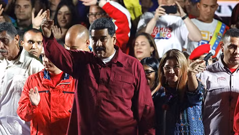 Tổng thống Maduro vẫy chào những người ủng hộ.