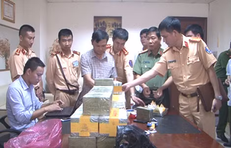 Các cán bộ Công an kiểm đếm số ma túy thu được trong chuyên án.