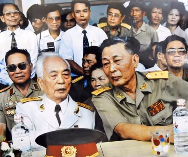 Trung tướng Đồng Sỹ Nguyên và Đại tướng Võ Nguyên Giáp.