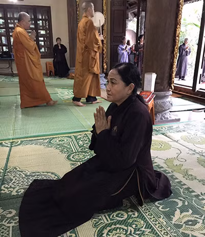 Phật tử Nguyễn Thị Bát thành tâm lễ cầu cho Cửu huyền thất tổ tại chùa Bồ Đề.