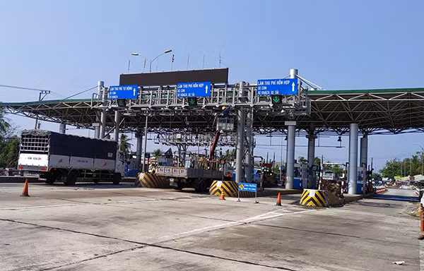 Còn nhiều lái xe chưa dán thẻ thu phí không dừng.