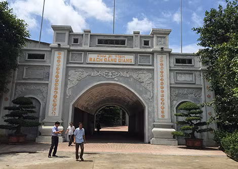 Cổng tam quan khu Di tích Bạch Đằng Giang, Thủy Nguyên, Hải Phòng.