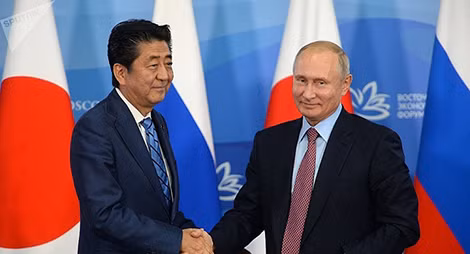 Thủ tướng Nhật Bản Shinzo Abe và Tổng thống Nga Vladimir Putin tại Diễn đàn Kinh tế phương Đông. Thủ tướng Nhật Bản Shinzo Abe và Tổng thống Nga Vladimir Putin tại Diễn đàn Kinh tế phương Đông.