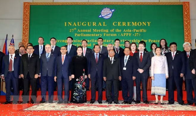 Chủ tịch Quốc hội Nguyễn Thị Kim Ngân và các trưởng đoàn chụp ảnh lưu niệm tại Lễ khai mạc.