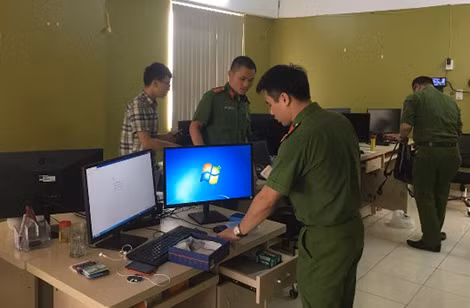 Cơ quan Công an thu giữ nhiều thiết bị điện tử các đối tượng sử dụng tổ chức đánh bạc và đánh bạc.