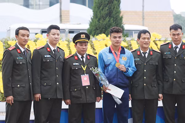 Lãnh đạo Đoàn Thể thao CAND chúc mừng tấm HCV của VĐV Ngần Ngọc Nghĩa.