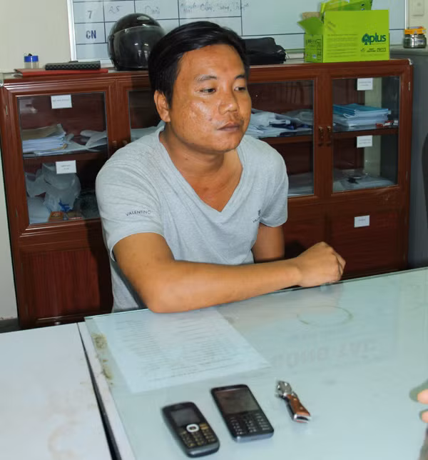Đối tượng Nguyễn Văn Dũng cùng các vật chứng vụ án tại cơ quan Công an. Đối tượng Nguyễn Văn Dũng cùng các vật chứng vụ án tại cơ quan Công an.