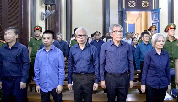 Các bị cáo tại phiên sơ thẩm.