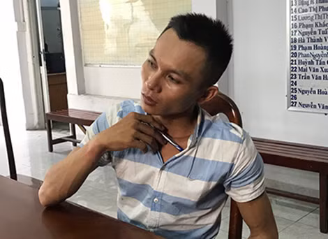 Đối tượng Ngọ tả lại hành vi gây án của mình. Đối tượng Ngọ tả lại hành vi gây án của mình.