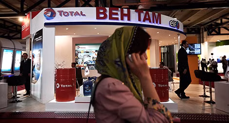 Một gian trưng bày giới thiệu của Total tại hội chợ ở Iran.