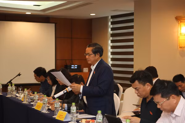 Đoàn giám sát của Quốc hội kiểm tra thực tế tại một hộ dân tại Tổ hợp chung cư HH Linh Đàm.