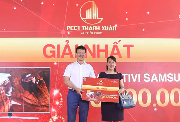 Chị Phương Nhiên – Khách hàng may mắn trúng giải nhất Smart Tivi Samsung 65 inch.