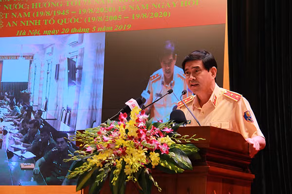 Trung tướng Vũ Đỗ Anh Dũng, Cục trưởng Cục Cảnh sát giao thông phát biểu hưởng ứng phong trào thi đua. Trung tướng Vũ Đỗ Anh Dũng, Cục trưởng Cục Cảnh sát giao thông phát biểu hưởng ứng phong trào thi đua.