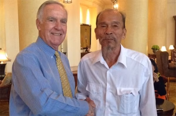 Ðại tá Nguyễn Văn Bảy và cựu Đại sứ Mỹ Pete Peterson, người từng tham chiến ở Việt Nam, và đã bị bắn rơi trên bầu trời Hải Dương.