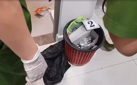 Khám xét nơi ở của đối tượng trong vụ mua bán ma túy do Vũ Trọng Nghĩa cầm đầu.