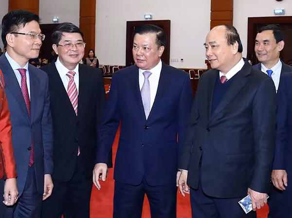 Thủ tướng Nguyễn Xuân Phúc nói chuyện với các đại biểu. Ảnh: TTXVN. Thủ tướng Nguyễn Xuân Phúc nói chuyện với các đại biểu. Ảnh: TTXVN.