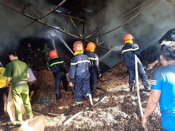 Cán bộ, chiến sỹ Công an huyện Kỳ Anh chiến đấu với “giặc lửa” để cứu xưởng lạc gần 400 tấn đang bị hỏa hoạn.