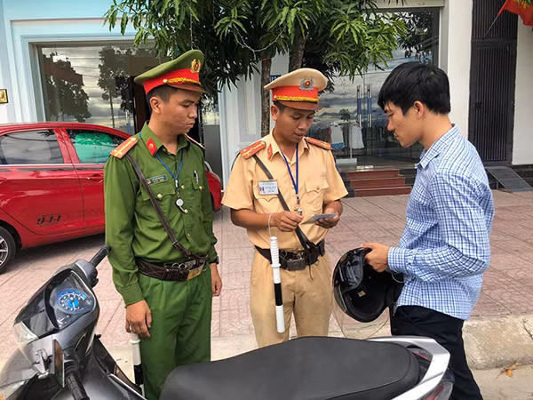 CSGT Công an thành phố kiểm tra giấy tờ người lái xe mô tô...