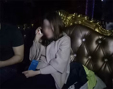 Một cô gái trẻ bị bạn trai quen qua mạng “bỏ bom” sau khi lên bar.